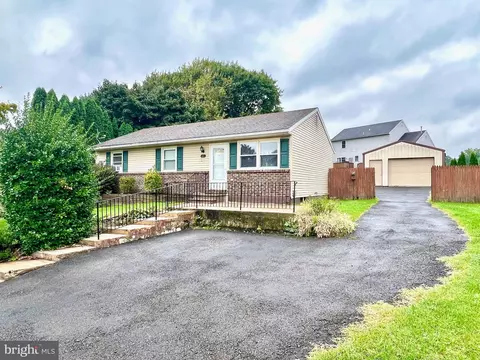 212 W Meadow Ave, Robesonia, PA 19551