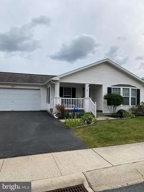 33 Random Rd, Douglassville, PA 19518