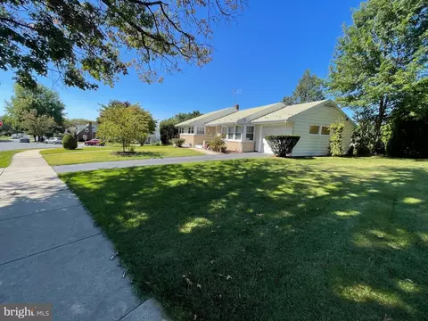 19 Spring Crst, West Lawn, PA 19609