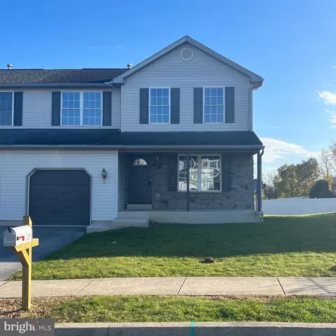 371 Oneida Dr, Sinking Spring, PA 19608