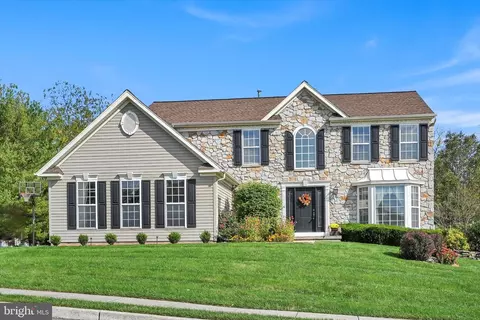 910 Maplewood Dr, Douglassville, PA 19518