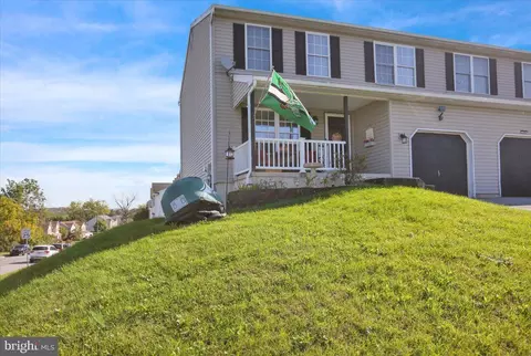 377 Oneida Dr, Reading, PA 19608 photo 2