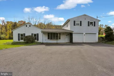 1240 Fairview Dr, Leesport, PA 19533