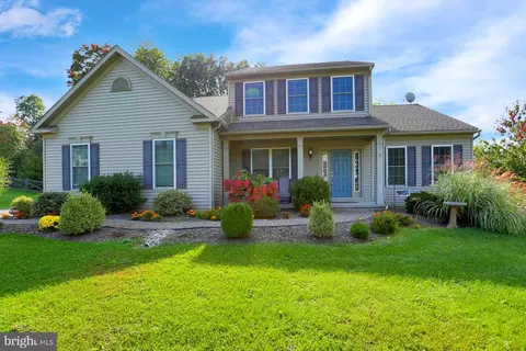 100 Caernarvon Dr, Elverson, PA 19520