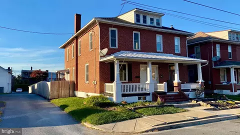 17 E Locust St, Fleetwood, PA 19522 photo 2