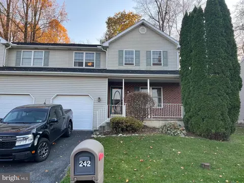242 Bainbridge Cir, Reading, PA 19608 photo 3