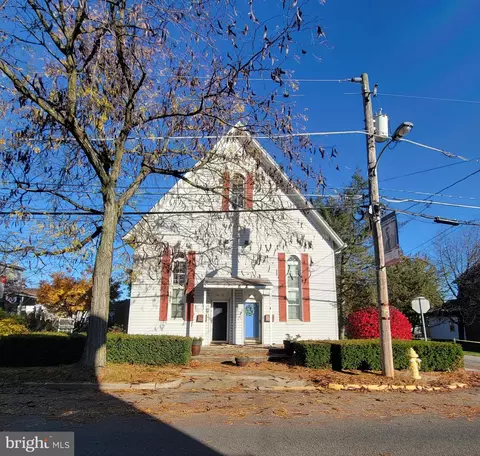 103 W Franklin St, Topton, PA 19562