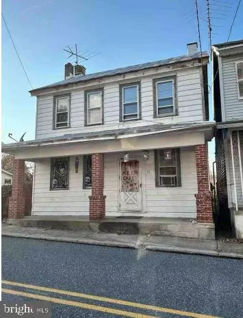 33 Main St, Strausstown, PA 19559
