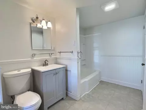 Bath - 3003 Centre Ave, Reading, PA 19605 photo 2 of 4