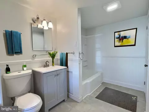 Bath - 3003 Centre Ave, Reading, PA 19605 photo 3 of 4