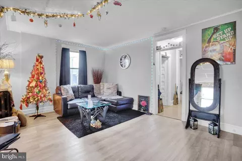 Living - 100 W Spring St, Reading, PA 19601 photo 2 of 4