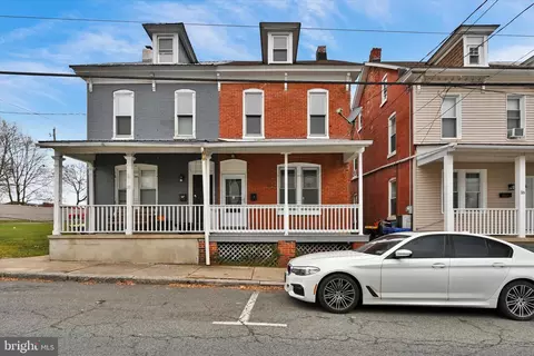 18 S 2nd St, Womelsdorf, PA 19567