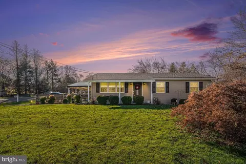 1218 E Main St, Douglassville, PA 19518