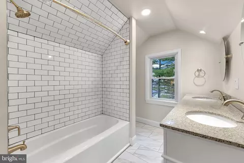 Bath - 428 Oley St, Reading, PA 19610 photo 3 of 4