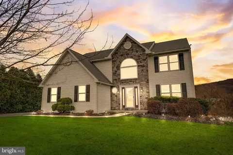 105 Farm View Ct, Douglassville, PA 19518