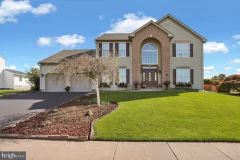 300 Battenkill Dr, Douglassville, PA 19518