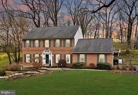 8 Country Ln, Douglassville, PA 19518