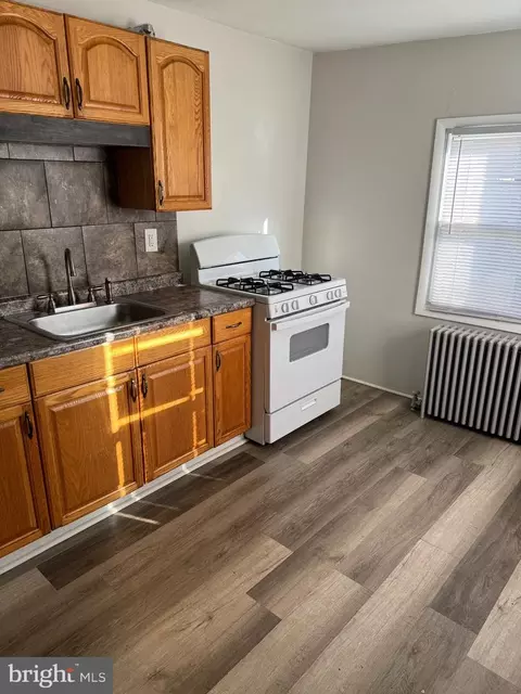 512 Laurel St, Reading, PA 19602 photo 2