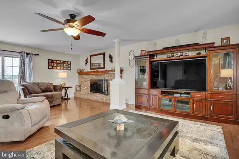 Living - 23 Golfview Ln, Reading, PA 19606 photo 3 of 4