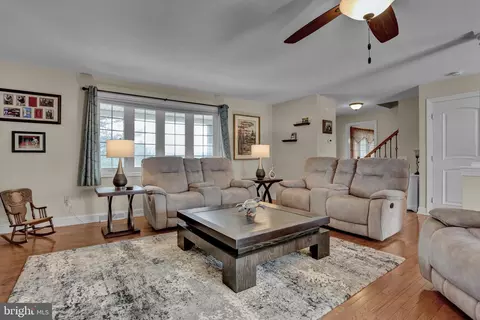Living - 23 Golfview Ln, Reading, PA 19606 photo 2 of 4