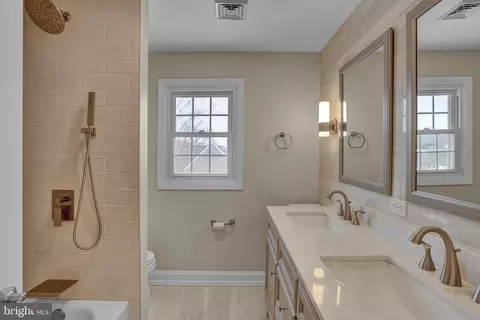Bath - 23 Golfview Ln, Reading, PA 19606 photo 4 of 6