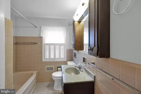 Bath - 114 Mifflin Blvd, Reading, PA 19607 photo 1 of 1