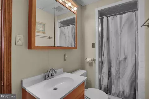 Bath - 306 4th St, Reading, PA 19607 photo 1 of 6