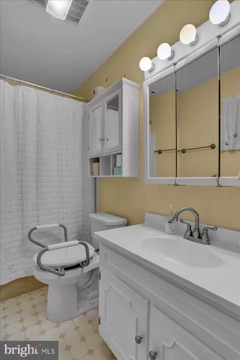 Bath - 306 4th St, Reading, PA 19607 photo 5 of 6