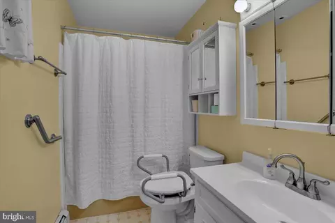 Bath - 306 4th St, Reading, PA 19607 photo 4 of 6