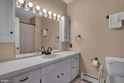 Bath - 306 4th St, Reading, PA 19607 photo 6 of 6
