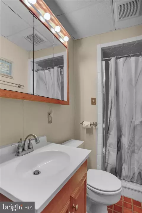 Bath - 306 4th St, Reading, PA 19607 photo 2 of 6