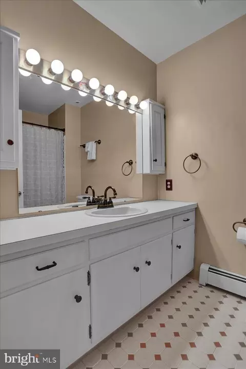 Bath - 306 4th St, Reading, PA 19607 photo 3 of 6