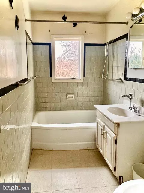 Bath - 2201 Cullum Dr, Reading, PA 19601 photo 1 of 1