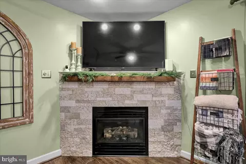 Living - 1008 Leanne St, Reading, PA 19605 photo 4 of 5