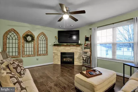 Living - 1008 Leanne St, Reading, PA 19605 photo 3 of 5