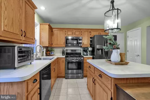 Kitchen - 1008 Leanne St, Reading, PA 19605 photo 3 of 4