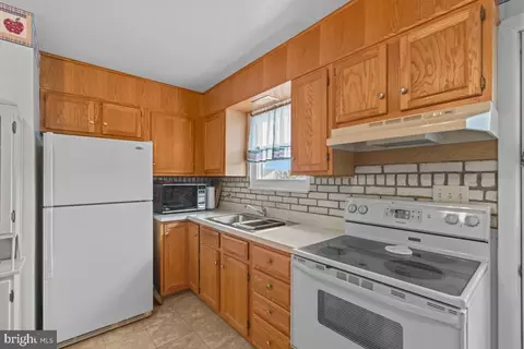 Kitchen - 925 Belair Ave, Reading, PA 19607 photo 2 of 3