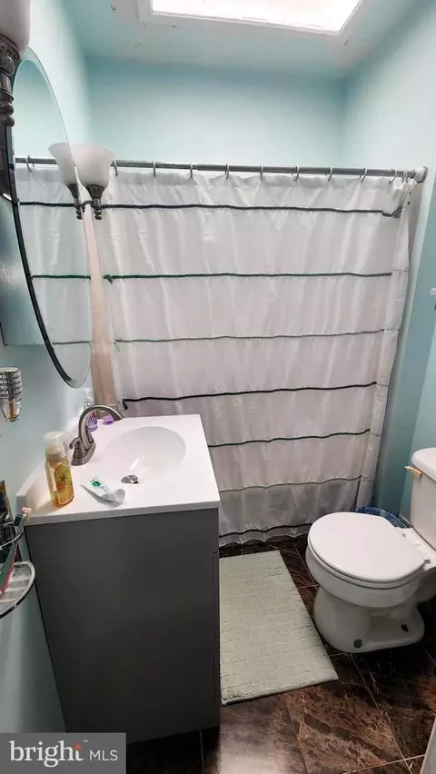 Bath - 932 Spring St, Reading, PA 19604 photo 1 of 2
