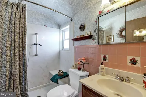 Bath - 904 Snyder Rd, Reading, PA 19609 photo 1 of 4