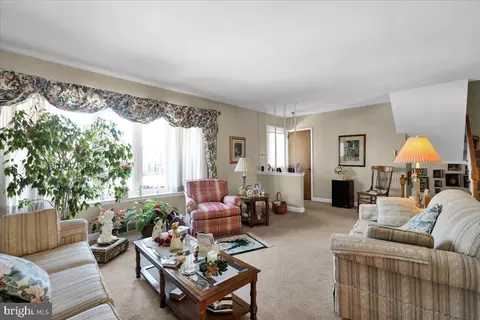 Living - 904 Snyder Rd, Reading, PA 19609 photo 3 of 8