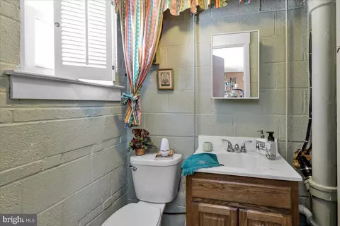 Bath - 904 Snyder Rd, Reading, PA 19609 photo 3 of 4