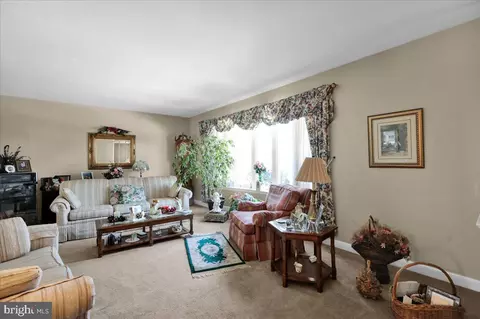 Living - 904 Snyder Rd, Reading, PA 19609 photo 2 of 8