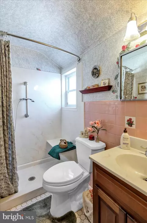 Bath - 904 Snyder Rd, Reading, PA 19609 photo 2 of 4