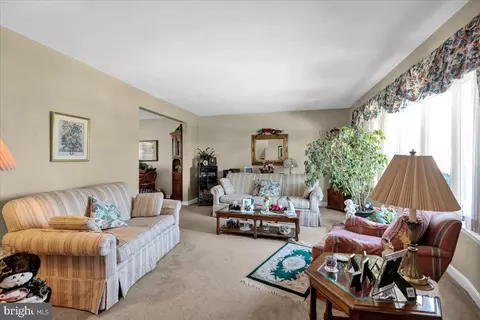 Living - 904 Snyder Rd, Reading, PA 19609 photo 1 of 8