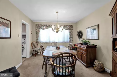 Dining - 904 Snyder Rd, Reading, PA 19609 photo 2 of 3