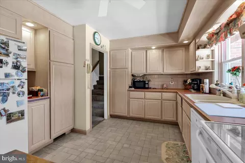 Kitchen - 904 Snyder Rd, Reading, PA 19609 photo 2 of 3