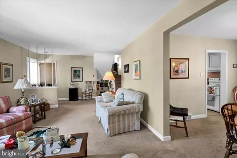 Living - 904 Snyder Rd, Reading, PA 19609 photo 4 of 8