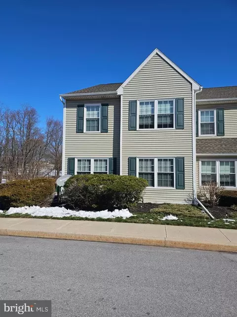 17 Horseshoe Dr, Douglassville, PA 19518