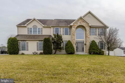 22 Walnut Dr E, Bernville, PA 19506