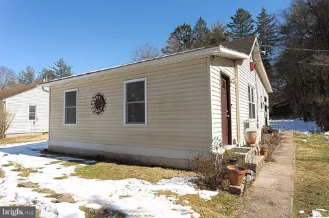 17 Lake Shore Dr, Mohnton, PA 19540